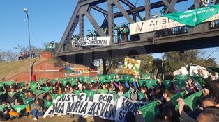 Se realizó en Santa Fe un Puentazo federal por la legalización del aborto