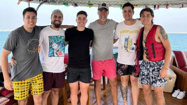 El ex goleador argentino Gabriel Batistuta se llevó de paseo en yate por las aguas de la bahía de Doha a Julián Álvarez y Alexis Mac Allister en el día libre de la selección argentina. 