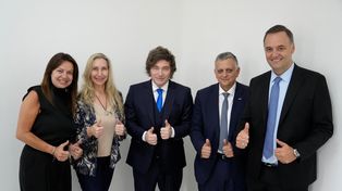 El jefe de Gabinete junto a Javier y Karina Milei, Sandra Pettovello y Horacio Marín, presidente de YPF.