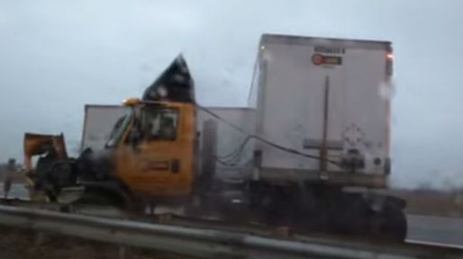 Un automovilista logró grabar el espectacular choque que por poco le cuesta la vida