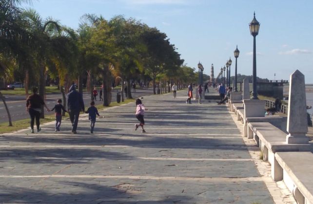 Tras 64 días de aislamiento, los santafesinos volvieron a caminar por la costanera de una forma inusual