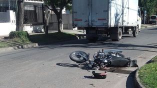 Pericias. La Policía inició la investigación para establecer cómo fue el choque.