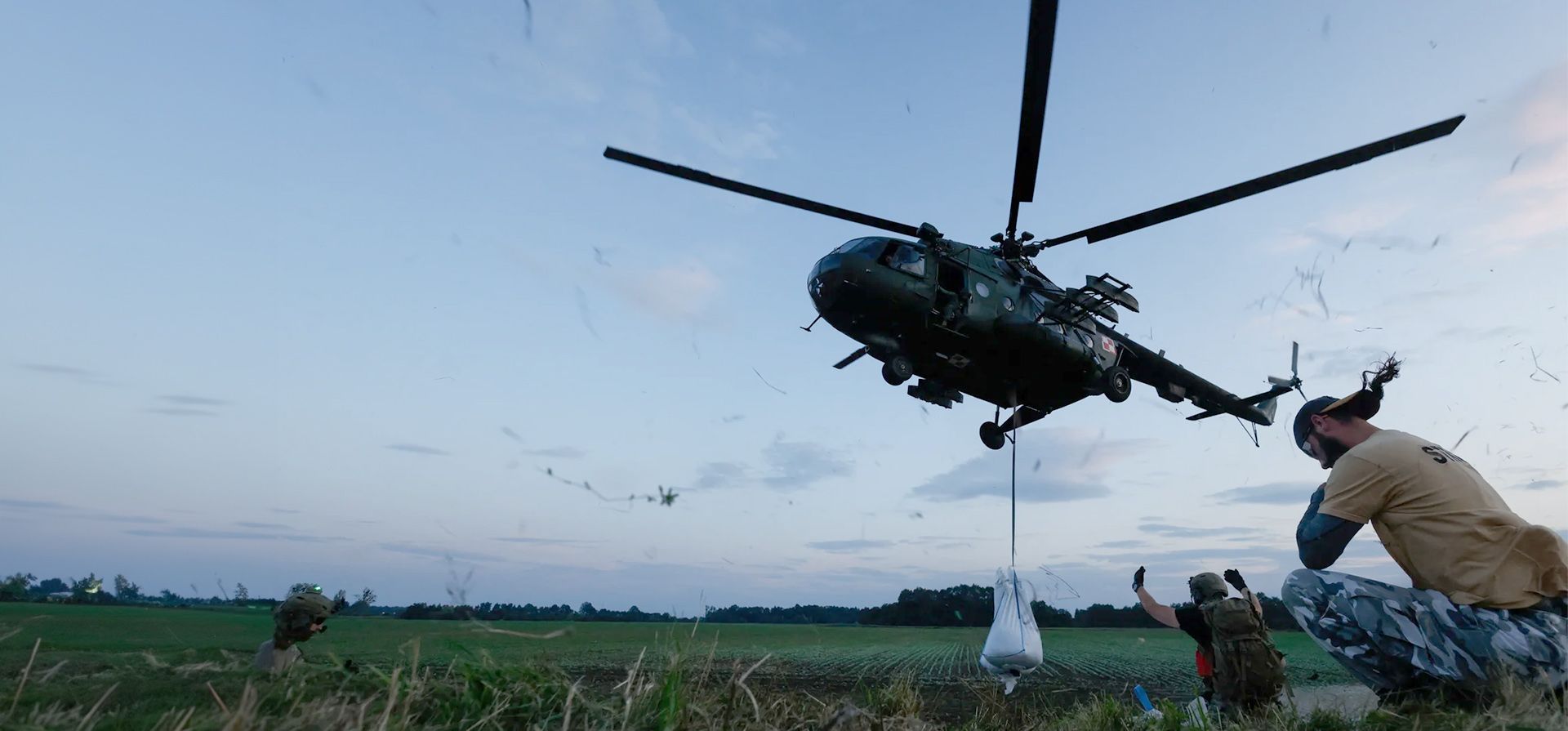 Un helicóptero Mi17 del ejército polaco baja sacos de arena para reforzar el terraplén de inundación en la orilla del río Oder, cerca de Opole, Dobrze Wielki, Polonia. Fotografía: Kuba Stycki/Reuters Un helicóptero Mi17 del ejército polaco baja sacos de arena para reforzar el terraplén de inundación en la orilla del río Oder, cerca de Opole, Dobrze Wielki, Polonia. Fotografía: Kuba Stycki/Reuters