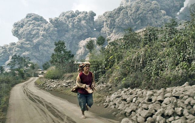 Los alrededores de la localidad de Sukameriah. Algunas víctimas fueron halladas al borde de una carretera a casi tres kilómetros del cráter.