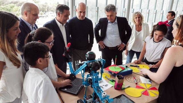 Alumnos primarios junto al presidente Mauricio Macri y el ministro de Educación Alejandro Finocchiaro