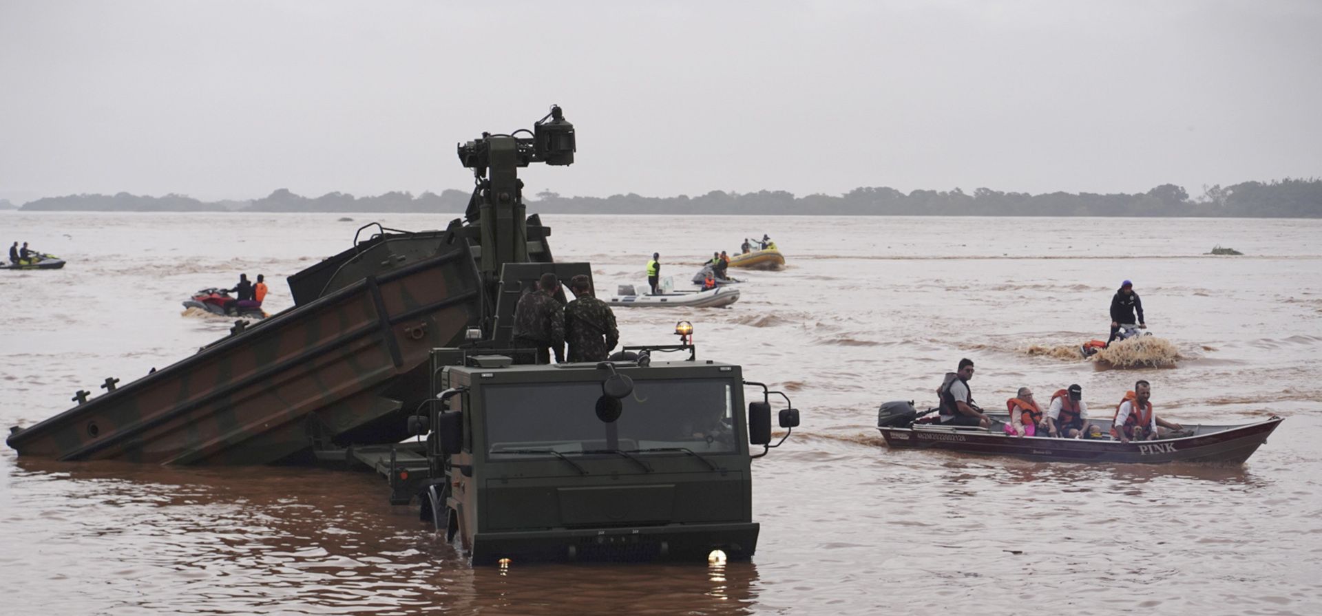 Soldados brasileños y policías federales evacuan a residentes de una zona inundada por fuertes lluvias en Porto Alegre, estado de Rio Grande do Sul, Brasil, el sábado 4 de mayo de 2024. (Foto AP/Carlos Macedo) Soldados brasileños y policías federales evacuan a residentes de una zona inundada por fuertes lluvias en Porto Alegre, estado de Rio Grande do Sul, Brasil, el sábado 4 de mayo de 2024. (Foto AP/Carlos Macedo)