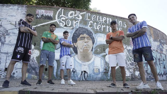 Con la imagen del más grande. Los jugadores de barrio Rucci y Granadero Baigorria junto al mural de Maradona. &nbsp;