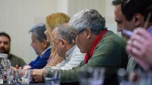 El Gobierno convocó para este jueves a docentes por un lado y a los estatales por el otro para reiniciar las negociaciones paritarias para el segundo semestre
