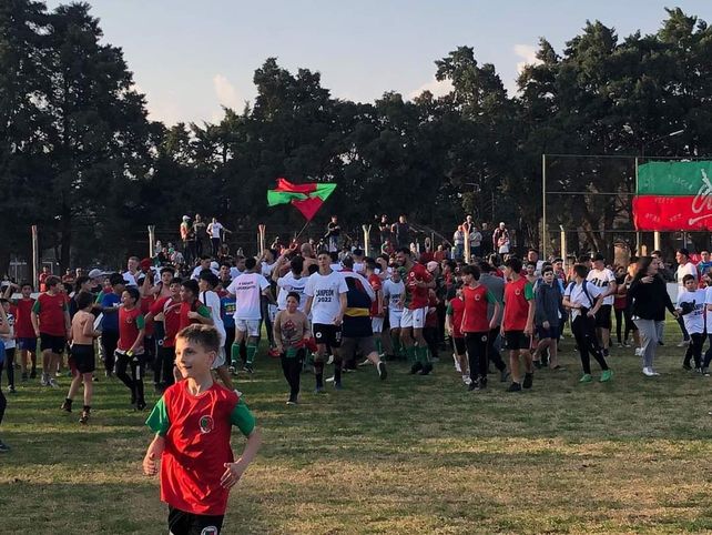 La esperada consagración. Muchos chicos felices se mezclaron con los futbolistas en un festejo masivo.