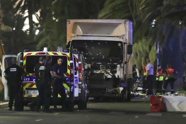 El parabrisas del camión blanco exhibe los balazos disparados por la policía francesa en pos de detenerlo.