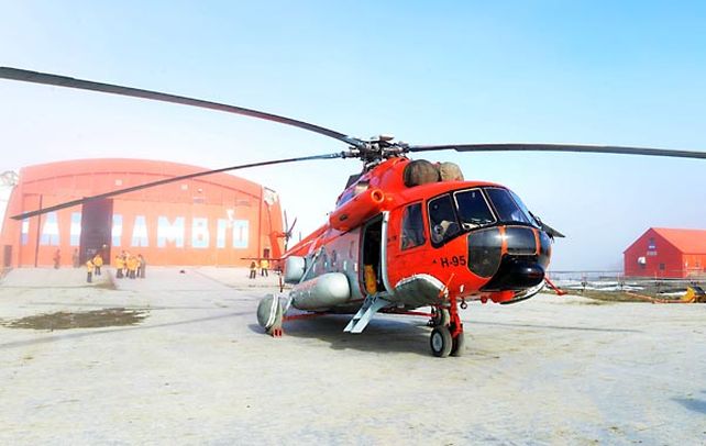 Inmensidad. Uno de los helicópteros rusos desplegados en base Marambio de la Fuerza Aérea.