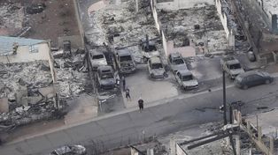 Un hombre se para en una calle en medio de los restos de un incendio forestal, en Lahaina, Hawái. La búsqueda entre los restos del incendio forestal en la isla hawaiana de Maui el jueve,s reveló un páramo de casas quemadas y comunidades arrasadas mientras los bomberos luchaban contra el fuego obstinado que lo convirtió en el más mortífero en los EE. UU. en los últimos años. (Foto AP/Rick Bowmer)