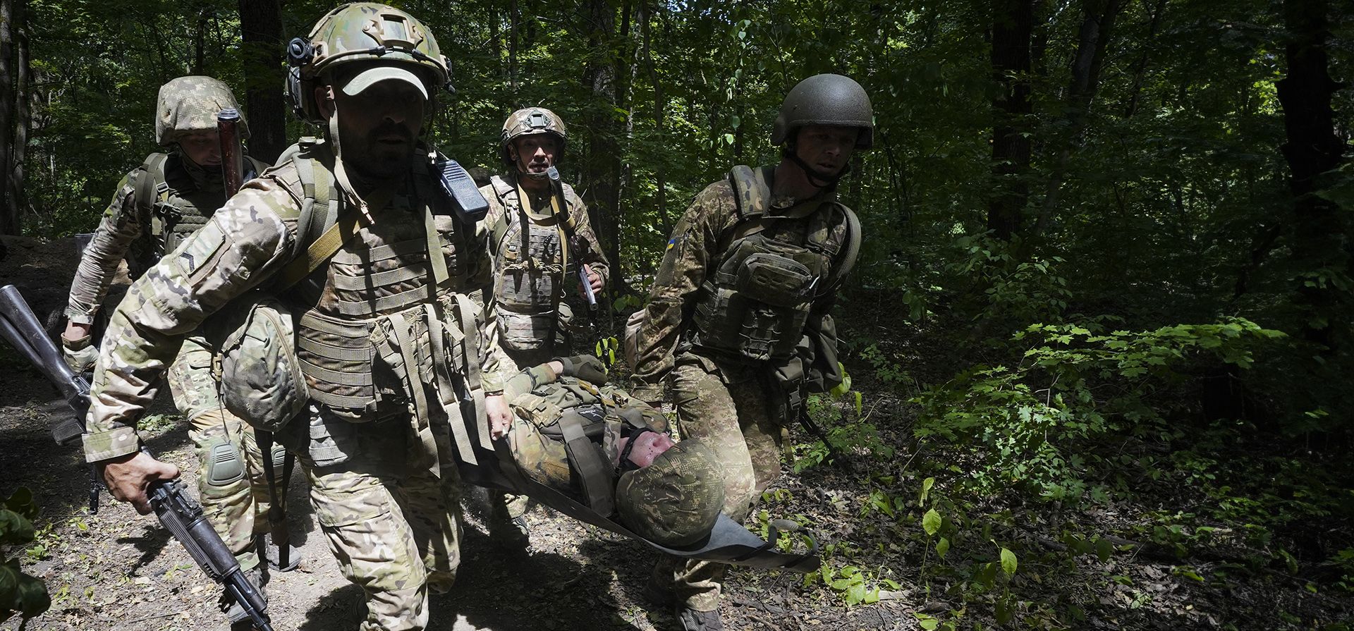 Soldados ucranianos de la 3.ª Brigada de la Fuerza de Tarea Spartan participan en ejercicios de entrenamiento táctico y médico en un lugar no revelado en la región de Kharkiv, Ucrania, el lunes 22 de julio de 2024. (Foto AP/Andrii Marienko)