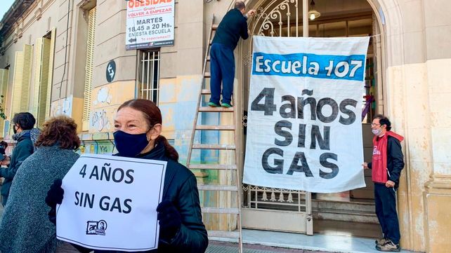 Protestas de chicos y padres por falta de gas en las escuelas del barrio.