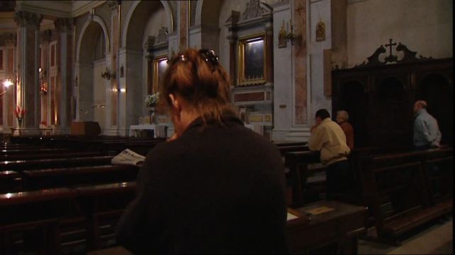 Católicos piden suavizar la postura sobre los gays