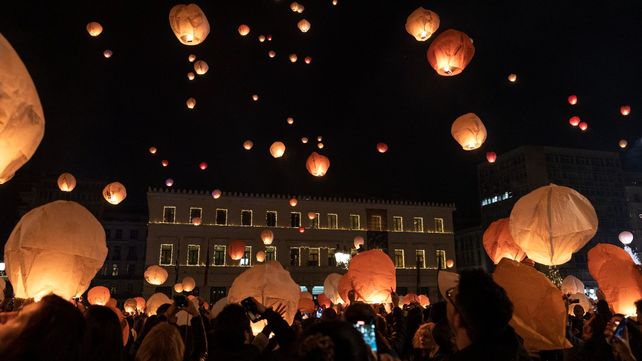 Atenas recibió la Navidad con globos de fuego lanzados al aire.&nbsp;