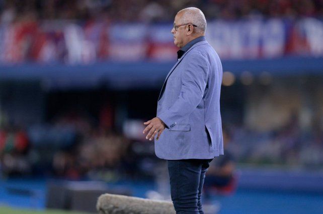 Francisco Arce le puso punto final a su etapa como técnico de Libertad. Presentó la renuncia y dejó el cargo.