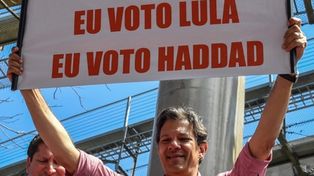 Bolsonaro y Haddad polarizan la atípica campaña electoral