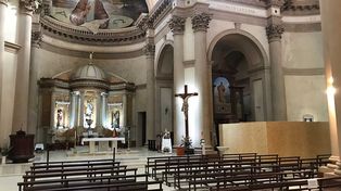 Las obras en el templo de Concepción del Uruguay están resguardadas por una cubierta que permite trabajar sin interrumpir las actividades religiosas.