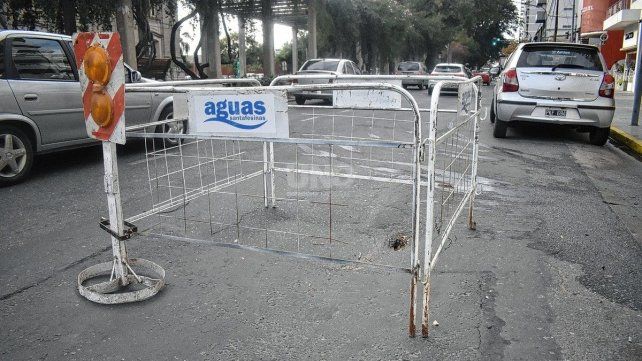 Hundimiento en Bulevar Gálvez frente a la Estación Belgrano. Hundimiento en Bulevar Gálvez frente a la Estación Belgrano.