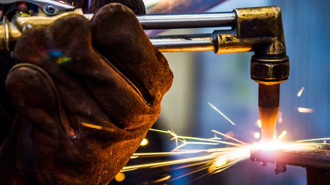 La producción industrial sigue operando en niveles inferiores a los del año 2022. Crecen las importaciones.
