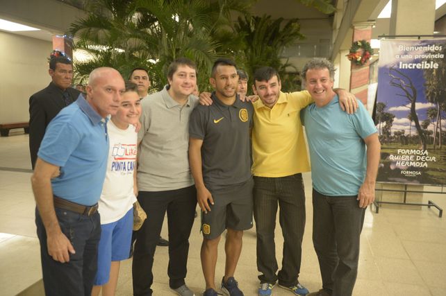Pieza clave. Walter Montoya posa junto a algunos hinchas en el lobby del hotel