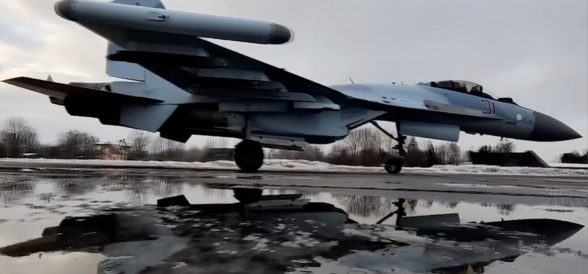 Un avión de combate ruso Su-35S rueda después de aterrizar en un aeródromo en Bielorrusia para asistir a ejercicios militares. Rusia ha lanzado una serie de ejercicios militares: unidades de infantería y artillería motorizadas en el suroeste de Rusia, aviones de guerra en Kaliningrado en el Mar Báltico realizaron bombardeos, docenas de buques de guerra navegaron para ejercicios de entrenamiento en el Mar Negro y el Ártico.