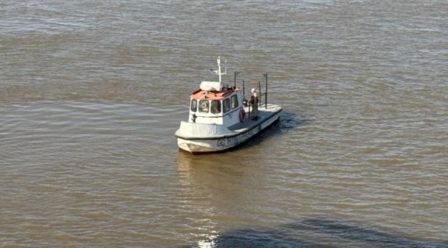 Buscan a un policía que cayó al río Paraná tras un choque de embarcaciones frente a San Lorenzo