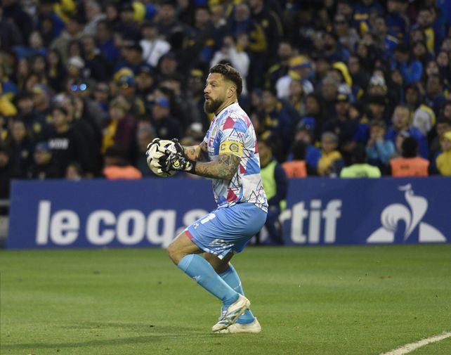 Fatu Broun no pudo terminar el partido que Central ganó en cancha de Vélez. Debió salir por una molestia.