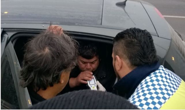 Conducía alcoholizado y chocó contra una columna
