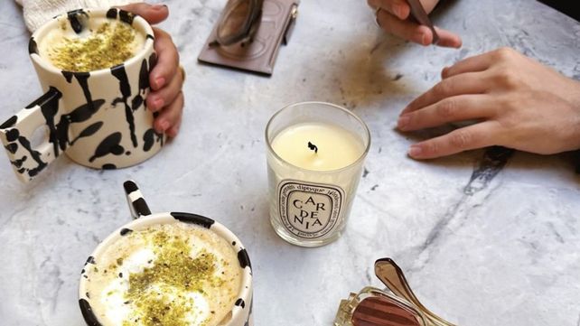 Las tazas de ceramicas de producción argentina que forman parte de la vajilla del atelier de Angelina Jolie