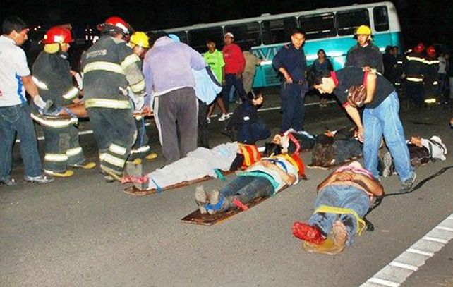 Fallecidos y heridos tendidos en la ruta. Dos jóvenes se contaron entre las víctimas. Eran simpatizantes del Club Talleres de Perico.
