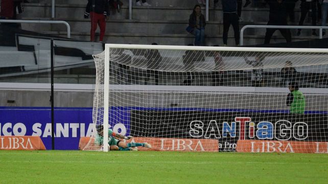 Hoyos está enredado en la red. Es el segundo gol de Central Córdoba
