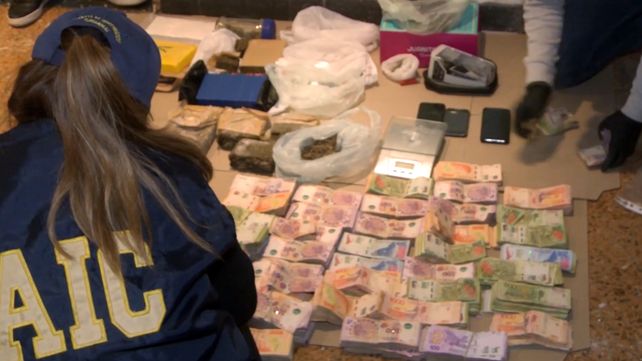 Investigaban un crimen en Tiro Suizo y encontraron siete kilos de drogas en una casa