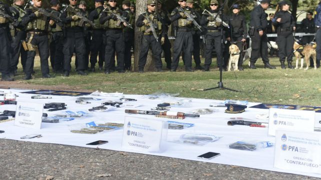 Las armas secuestradas esta madrugada fueron exhibidas en el Parque Uquiza.&nbsp;