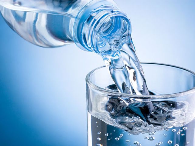 ¿Es seguro reutilizar las botellas de agua?