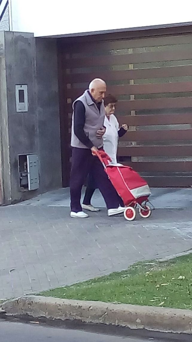 El represor Eduardo Tucu Costanzo fue fotografiado cuando salió de su casa para hacer compras.&nbsp;