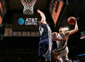 San Antonio arrancó con todo los playoffs