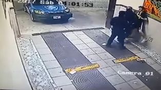 Policías agredieron a un hombre que les pidió que sacaran el patrullero que bloqueaba la cochera