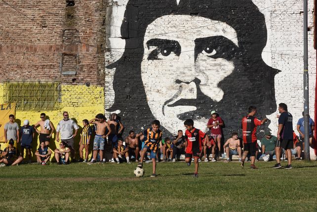 Los más chiquitos también se mostraron y divirtieron en un alto del partido principal en el barrio Tiro Suizo.