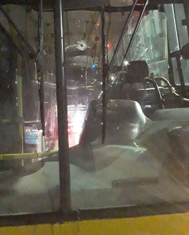 Atacaron a tiros a un colectivo de la empresa Rosario Bus cuando iba a Villa Gobernador Gálvez