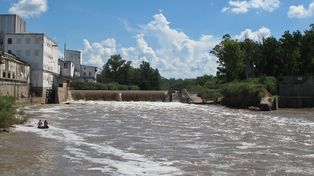 Aguas arriba del tajamar del molino harinero la zona es peligrosa por las barrancas inestables. Está prohibido pescar en el lugar.