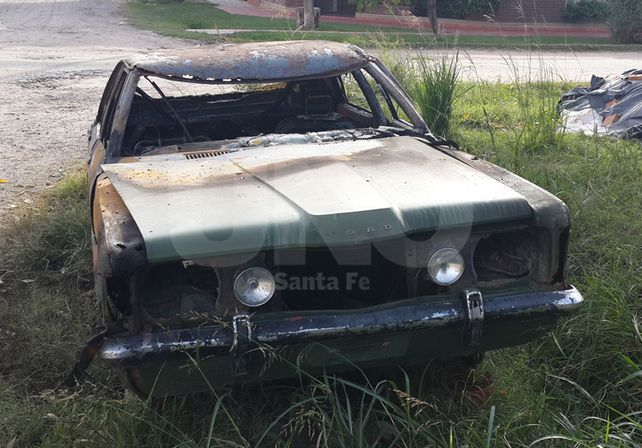 El Ford Taunus incendiado en  J. P. López al 3.600