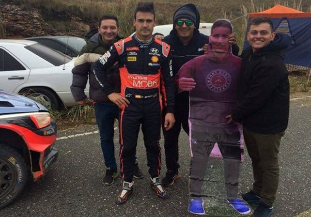 Su novia no lo dejó ir a ver el rally en Córdoba y sus amigos hicieron algo inolvidable