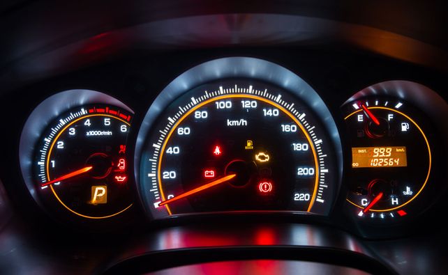 El tablero de un vehículo puede legar a tener más de 60 luces.