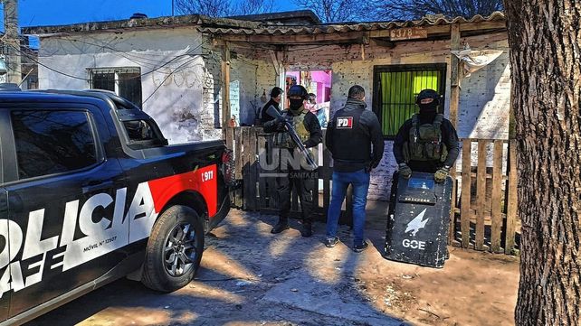 Allanamiento en Santa Fe: Dos hombres fueron detenidos en un operativo policial por causas distintas.