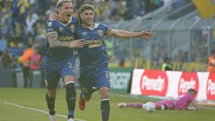 Enzo Copetti, el había errado el último penal que le dieron a Central, celebra con Malcorra el empate de Central. Había sido falta a Mauricio Martínez.