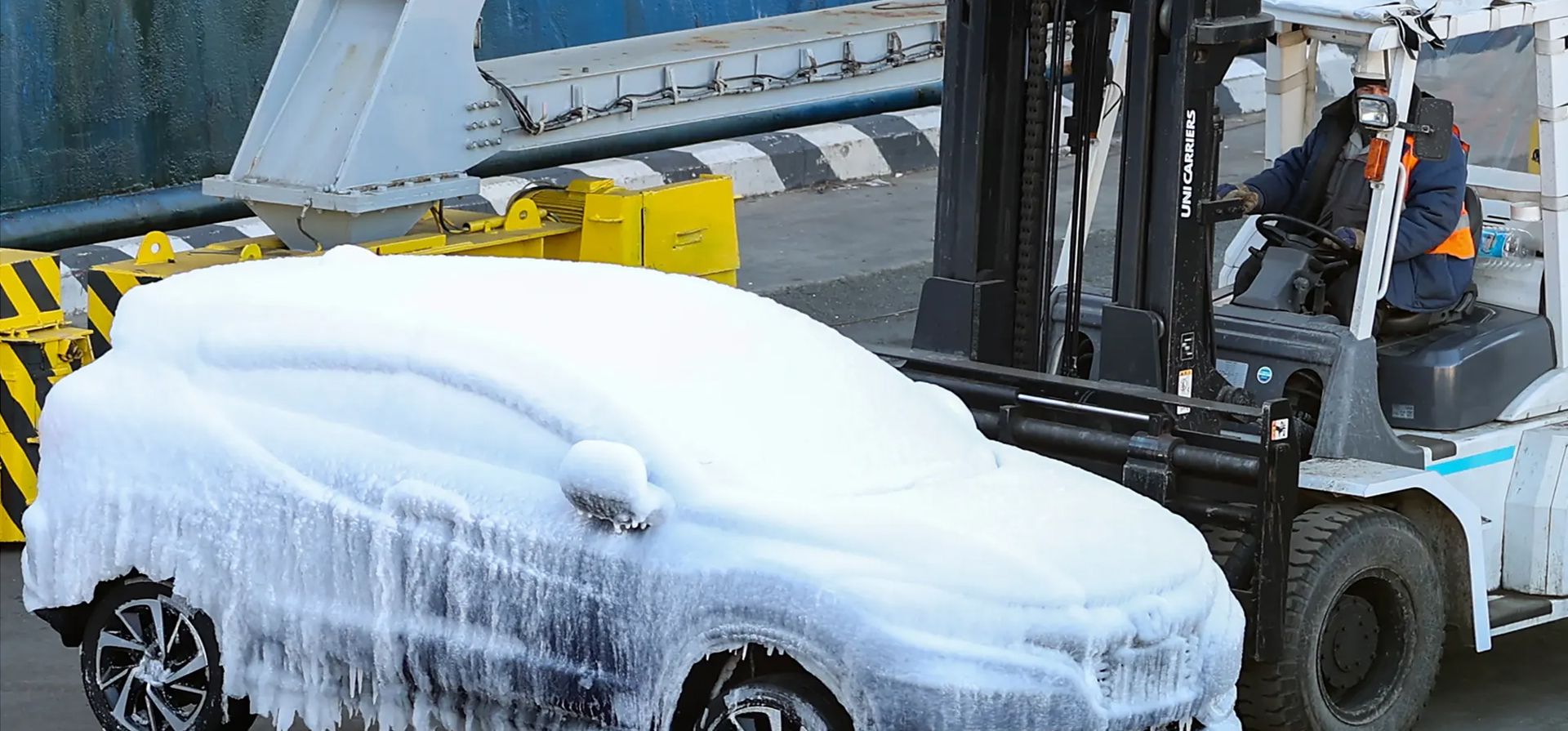 Un coche cubierto de hielo procedente de Japón se descarga en el puerto de Vladivostok, Rusia.  La formación de hielo en los barcos es causada por un viento marino húmedo, olas y temperaturas del aire bajo cero. Foto: Yuri Smityuk / Tass