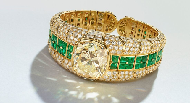 Una impactante pulsera de diamantes y esmeraldas.