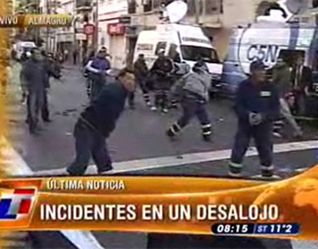 Periodistas y un cartonero heridos tras violento desalojo de un local en Almagro